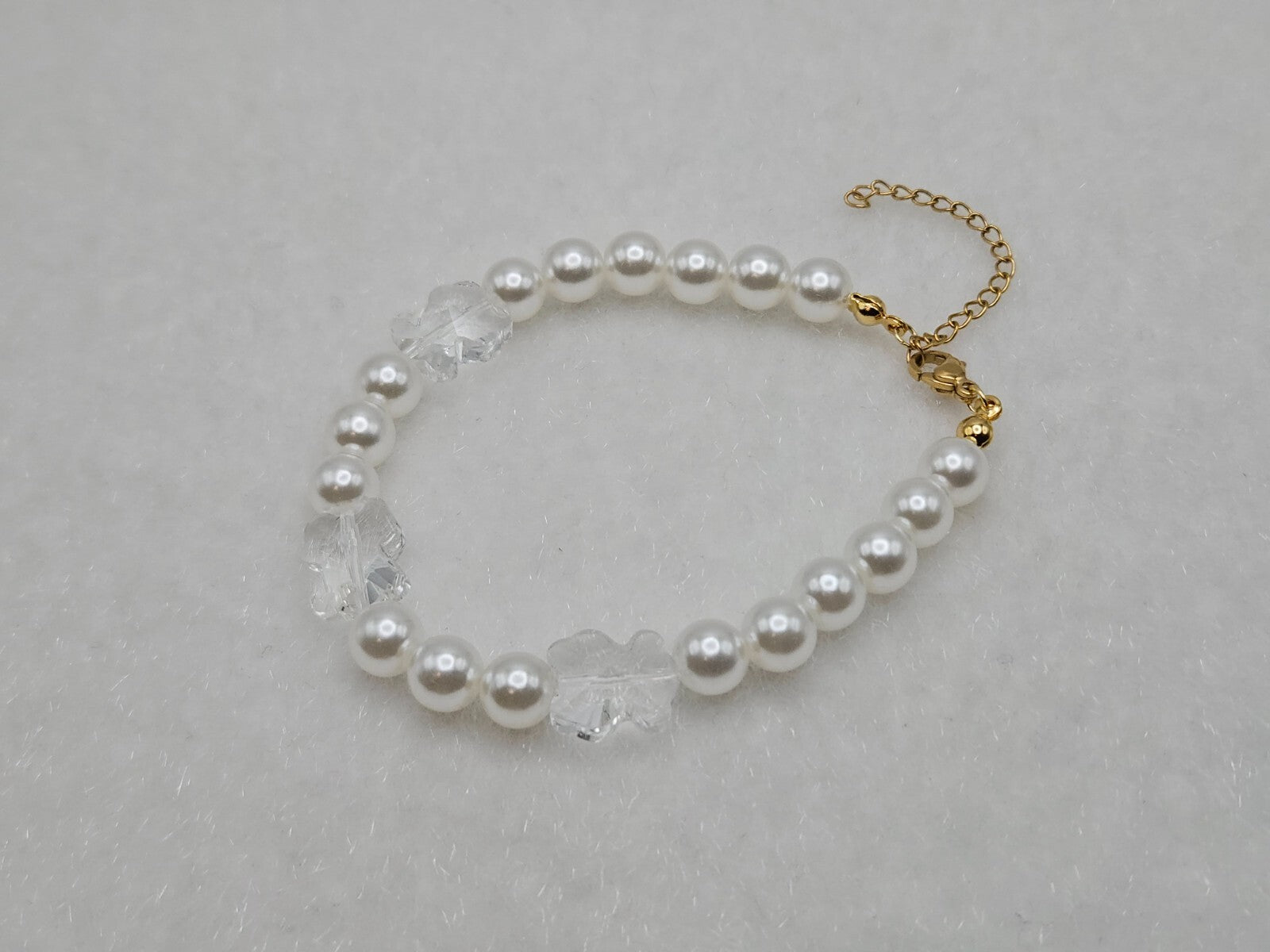 Faux Pearl Stretch Bracelet White Acrylic Flower Beads 18K Gold Plated Stainless1