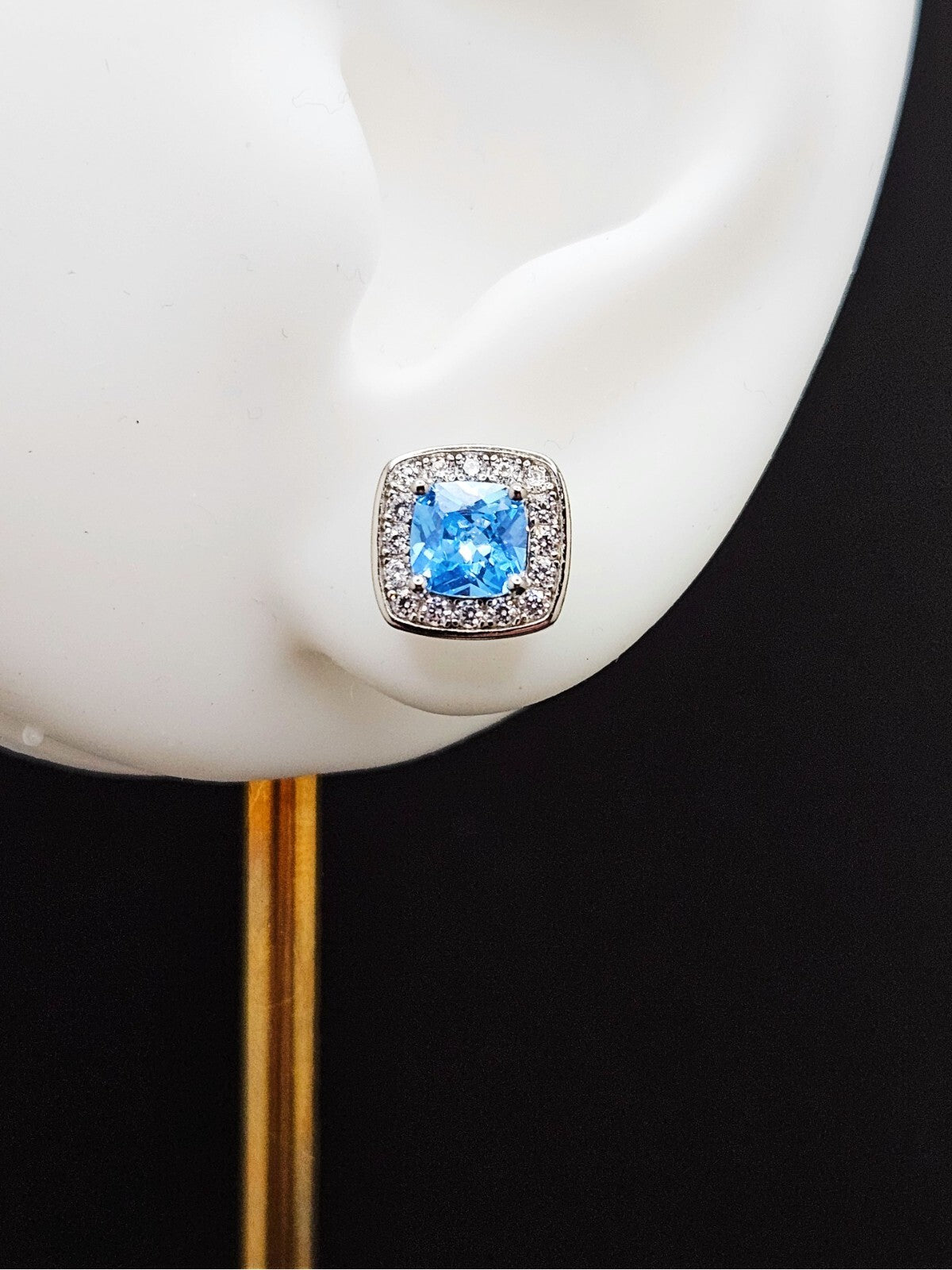 925 Sterling Silver Sparkling Blue Zircon Stud Earrings for Women0