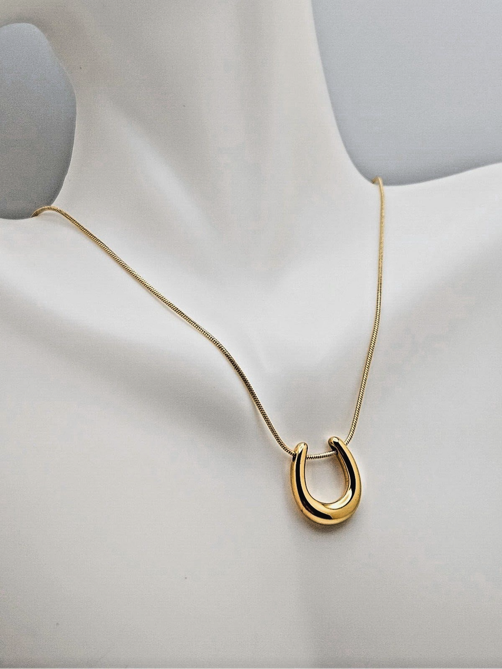 18K Gold Stainless Steel U Shaped Pendant Necklace4