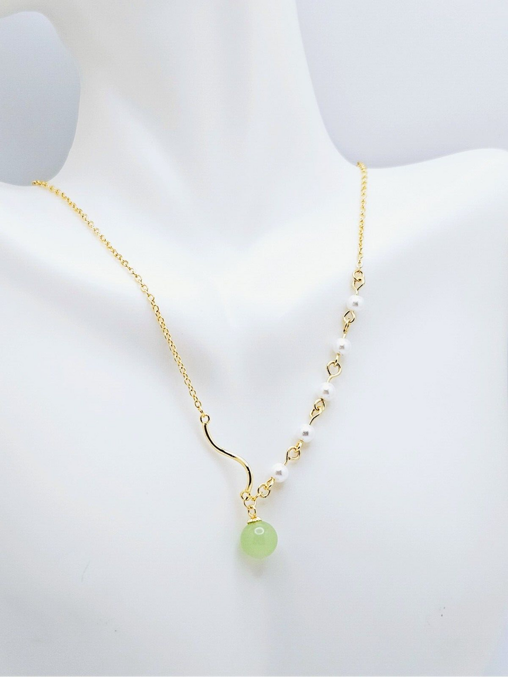 18K Gold Plated Curved Pearl and Light Green Jade Necklace for Women2