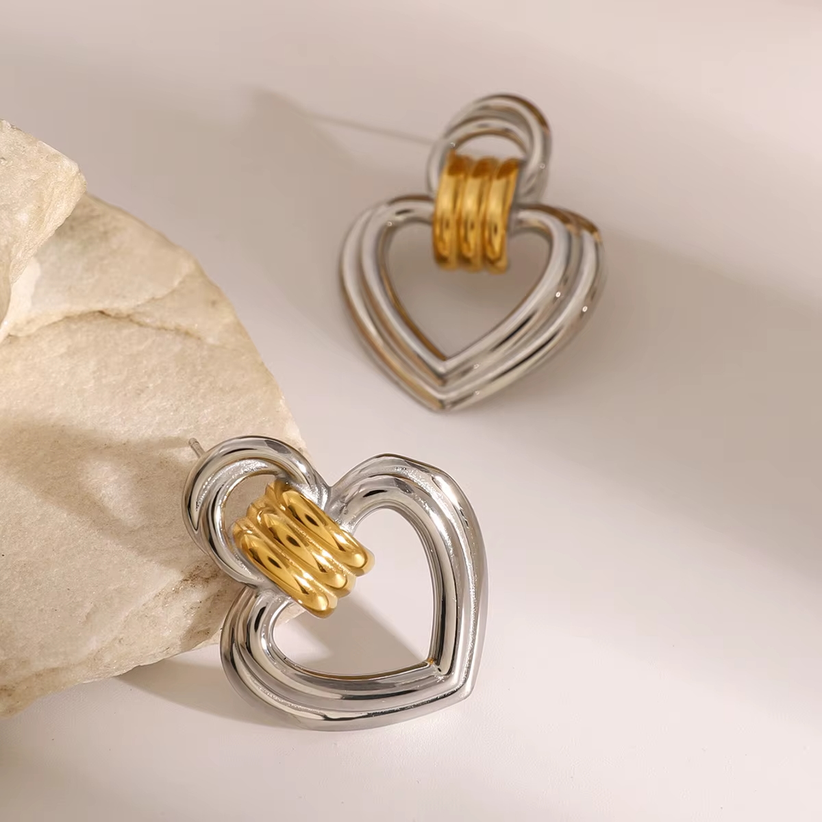 18k Gold Plated Stainless Steel Two-Tone Ribbed Heart Stud Earrings for Women3