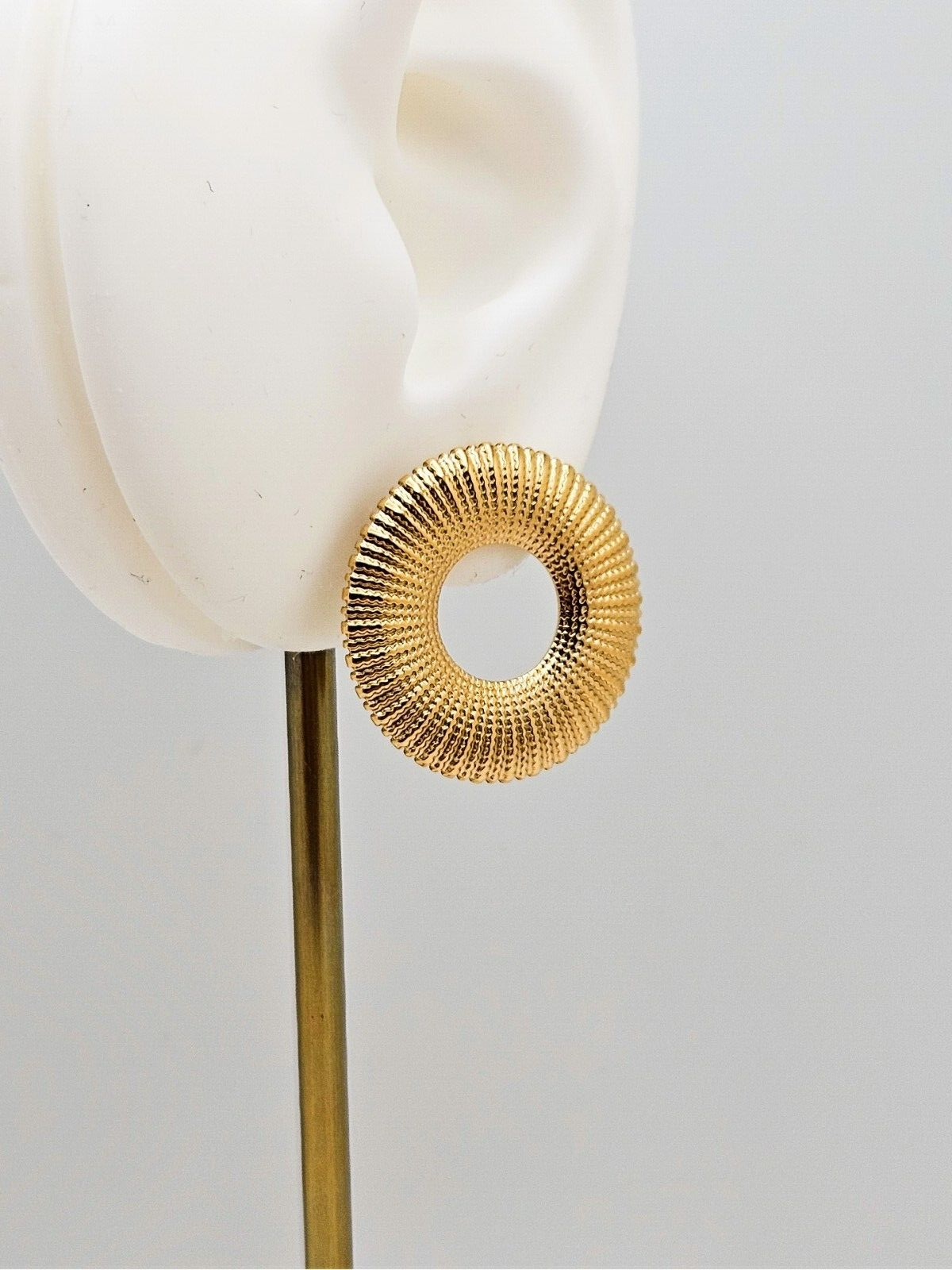 18K Gold Plated Stainless Steel Hollow Round Shaped Stud Earrings for Women5